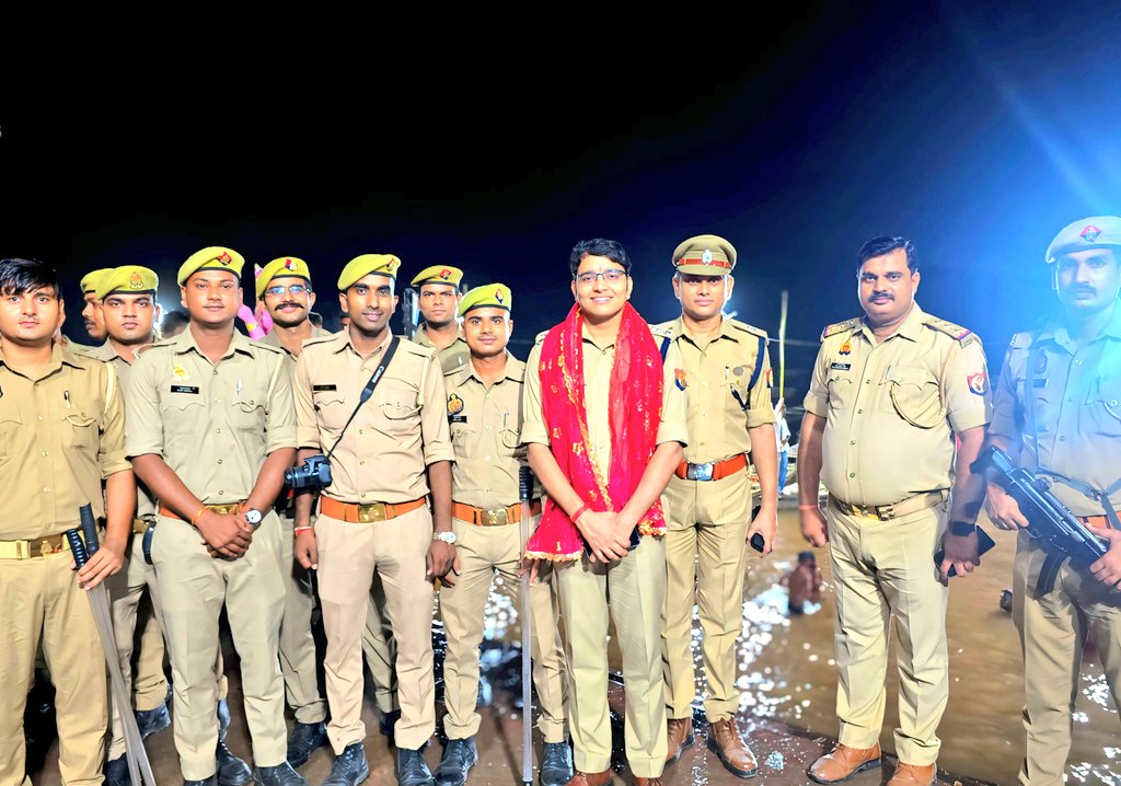 IPSVineet's tweet photo. दुर्गा प्रतिमा विसर्जन के दौरान सरयू घाट पर Team @gondapolice 😊

#HappyDurgaPuja
#HappyDussehra https://t.co/KnV0ZgjKOx