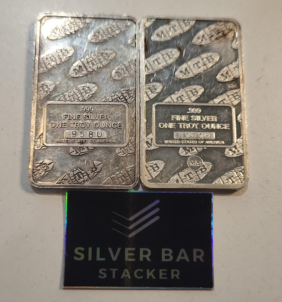 SilverBarStackr's tweet photo. Lot of 2x Types of Metal Arts MA Undated MTB Liberty 🗽 Trade 1oz .999 Silver Bars

$119 Pre-Bid on @whatnot:
https://t.co/fvD31Mkxcm

#Vintage #Silver #Bar #MetalArts #MA #MTB #JohnsonMatthey #JM #JMC #Stacker #Gold #PreciousMetals #Platinum #Palladium #Rare #Bullion https://t.co/jorFO4nZ09