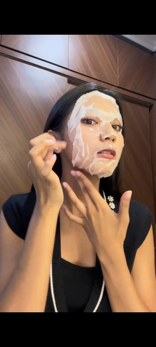 AngelicaTasy's tweet photo. serum maskernya ga lengket, gampang nyerep. review flavio bikin makin yakin sama some by mi yuja daily mask box https://t.co/lYwoI9YJyP