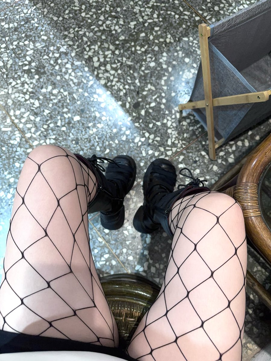 youngxixiss123's tweet photo. 跪在地上 頭乖乖架在我腿間
等等我把我喝膩的茶吐你嘴裡 https://t.co/tNKovaqt5x