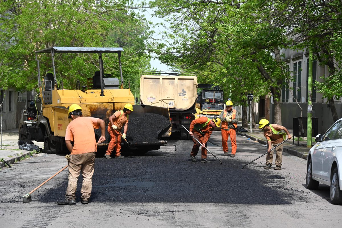 Las obras no se detienen.

Hoy supervisamos las tareas de reencarpetado en calle España.

Continuamos reparando nuestras calles y trabajando diariamente en resolver una de las mayores preocupaciones de los bahienses, luego de los destrozos de la inundación.

Seguimos adelante.