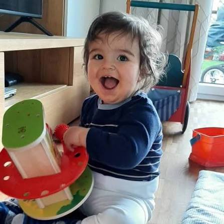 الابتسامة للطفل مو مجرد تعبير وجه..
هي رسالة عميقة توصل له: أنا أشوفك، وأنا راضي عنك، وأنت غالي عندي.

 #اليوم_العالمي_للابتسامه