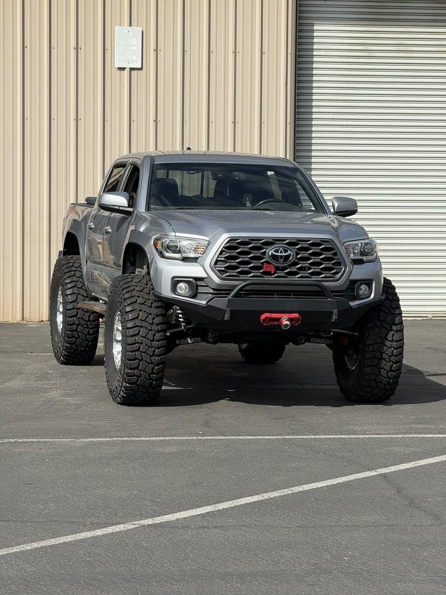TimberlineBryce's tweet photo. Here a job I just finished building for a customer, 2020 Tacoma on RCLT long travel high fender trim and tubbed for 40in tires. https://t.co/t3GOX6M9TS