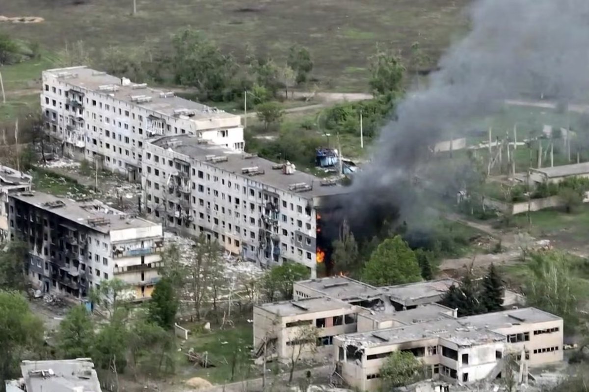 🇺🇦 ALERTE - Le photojournaliste français Antoni Lallican, âgé de 38 ans, a été tué lors d'un reportage par une frappe de drone dans le Donbas, en Ukraine.
Basé à Paris, il avait remporté le prix Victor-Hugo pour la photographie engagée en 2024 et avait collaboré avec de nombreux