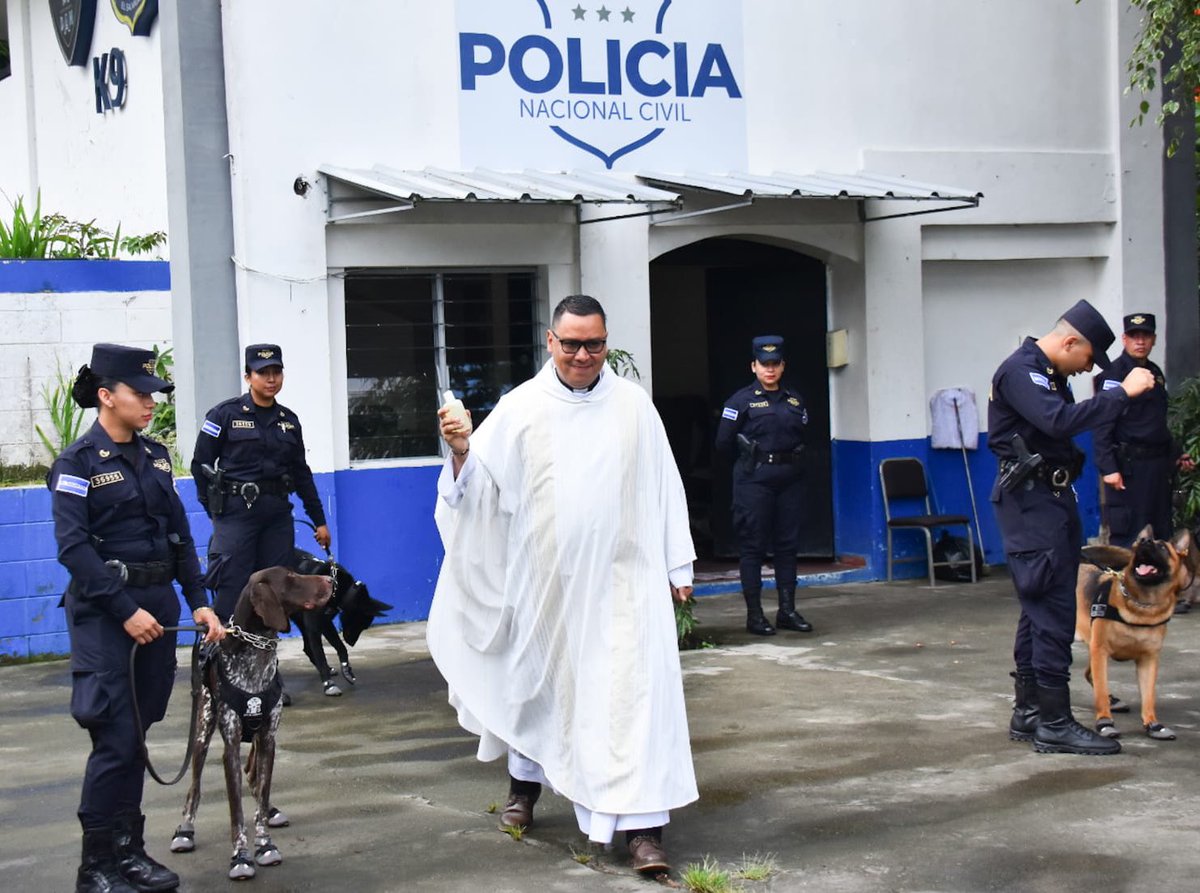 👮🏻‍♂️🦮 En la escuela Canina de la División Antinarcóticos de la Policía Nacional Civil celebramos una misa en honor a San Francisco de Asís, conocido por su amor y respeto a los animales.

Este día elogiamos el trabajo de nuestros héroes de cuatro patas que junto a sus guías han