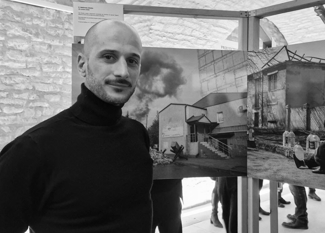 ⚫️🕊️🇫🇷 𝗔𝗟𝗘𝗥𝗧𝗘 𝗜𝗡𝗙𝗢 — Le photographe français Antoni Lallican, 38 ans, a été TUÉ en Ukraine après avoir été frappé par un drone russe.

Ce photoreporter collaborait avec de nombreux médias français et internationaux. Il avait réalisé de nombreux reportages en Ukraine