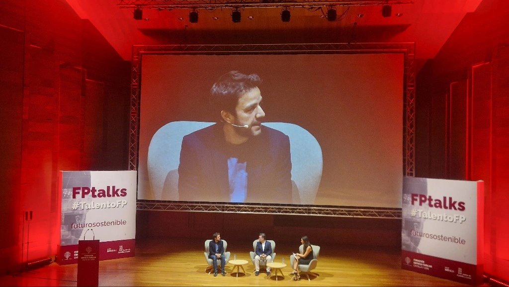 jmperezra's tweet photo. Hoy he tenido el placer de participar en la presentación de la herramienta #TalentoFP que va innovar y cambiar la forma en la que nos relacionamos todos los actores de la Formación Profesional: Empresas, Centros Educativos y Alumnos. Con ganas de que empiece a andar.... https://t.co/4rUh51xSST