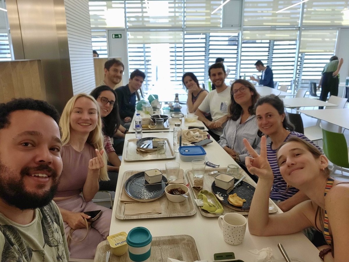 A little lunch selfie to mark our return online after summer break! 🌱 Exciting projects ahead—stay tuned for updates from the Novoa Lab🤙🏻