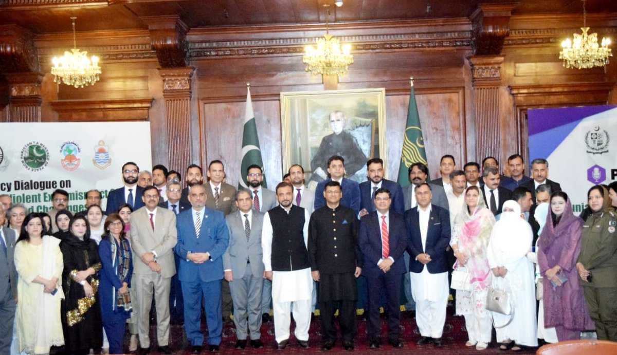 حکومت پنجاب کا شدت پسندی کے خاتمے اور پُرامن معاشرے کے قیام کا مشن۔ محکمہ داخلہ پنجاب کا گورنر ہاؤس لاہور میں "پنجاب انسدادِ شدت پسندی ایکٹ 2025" کے حوالے سے پالیسی ڈائیلاگ کا اہتمام۔ سیکرٹری داخلہ پنجاب کی قیادت میں اعلیٰ سرکاری حکام، یونیورسٹی پروفیسرز، علما، ماہرینِ قانون، سول