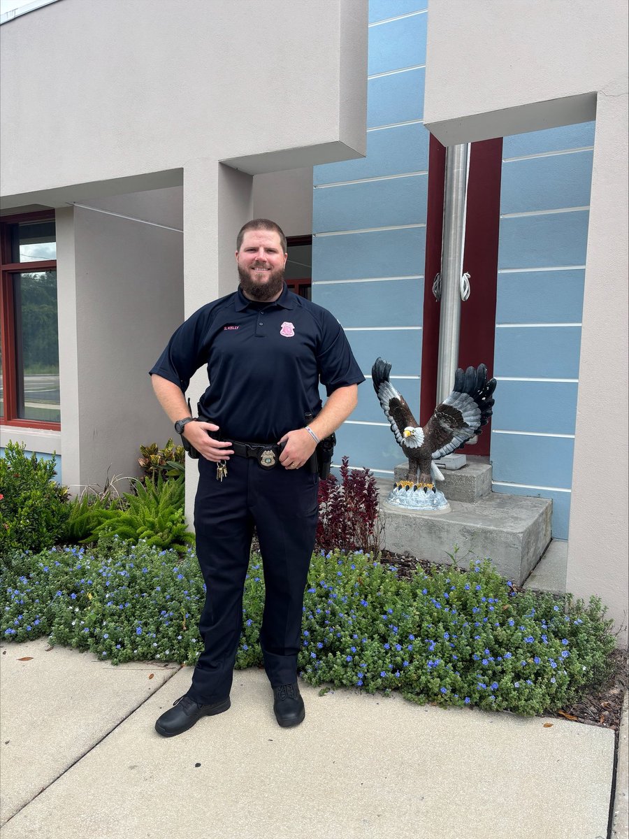 CitrusParkES's tweet image. Officer Kelly is kicking off Breast Cancer Awareness Month with a special recognition! Thank you for all you do to keep our school safe and strong. @HillsboroughSch @HCPSSecurityEM