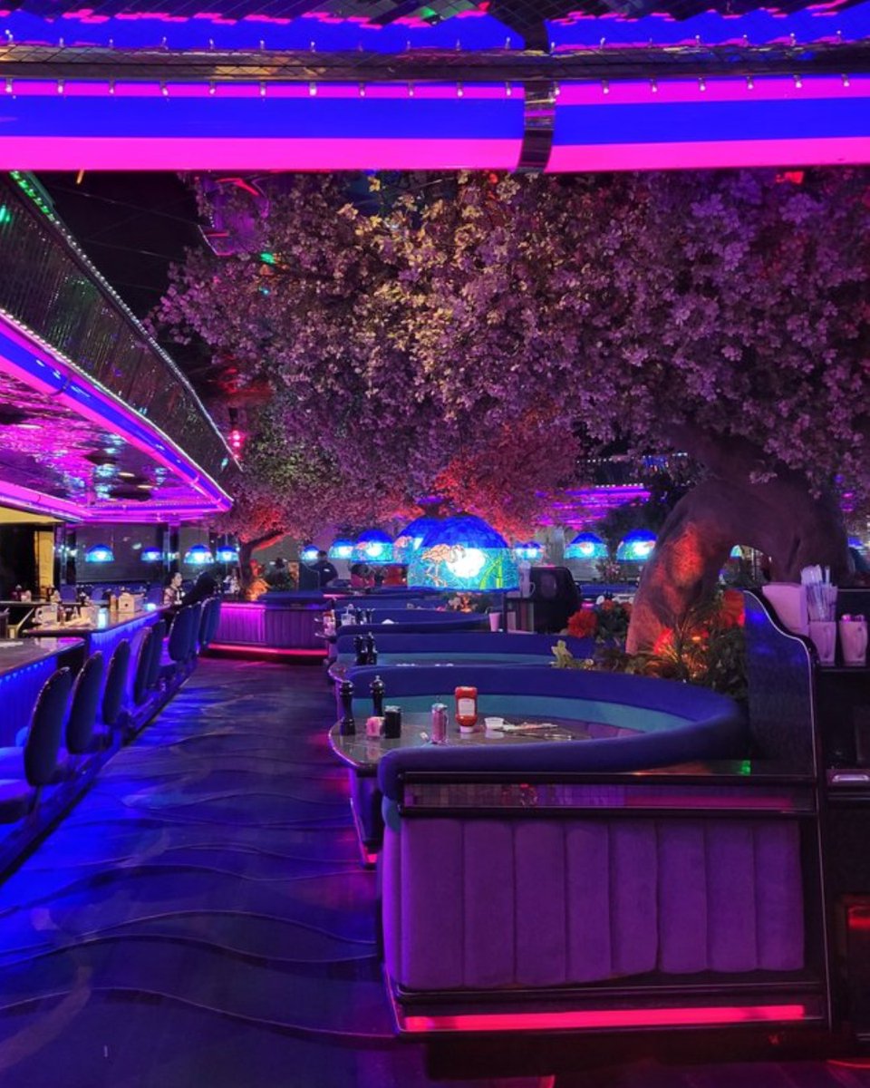 Where the neon never fades. 💡🍹
.
.
.
📸: Lori L.