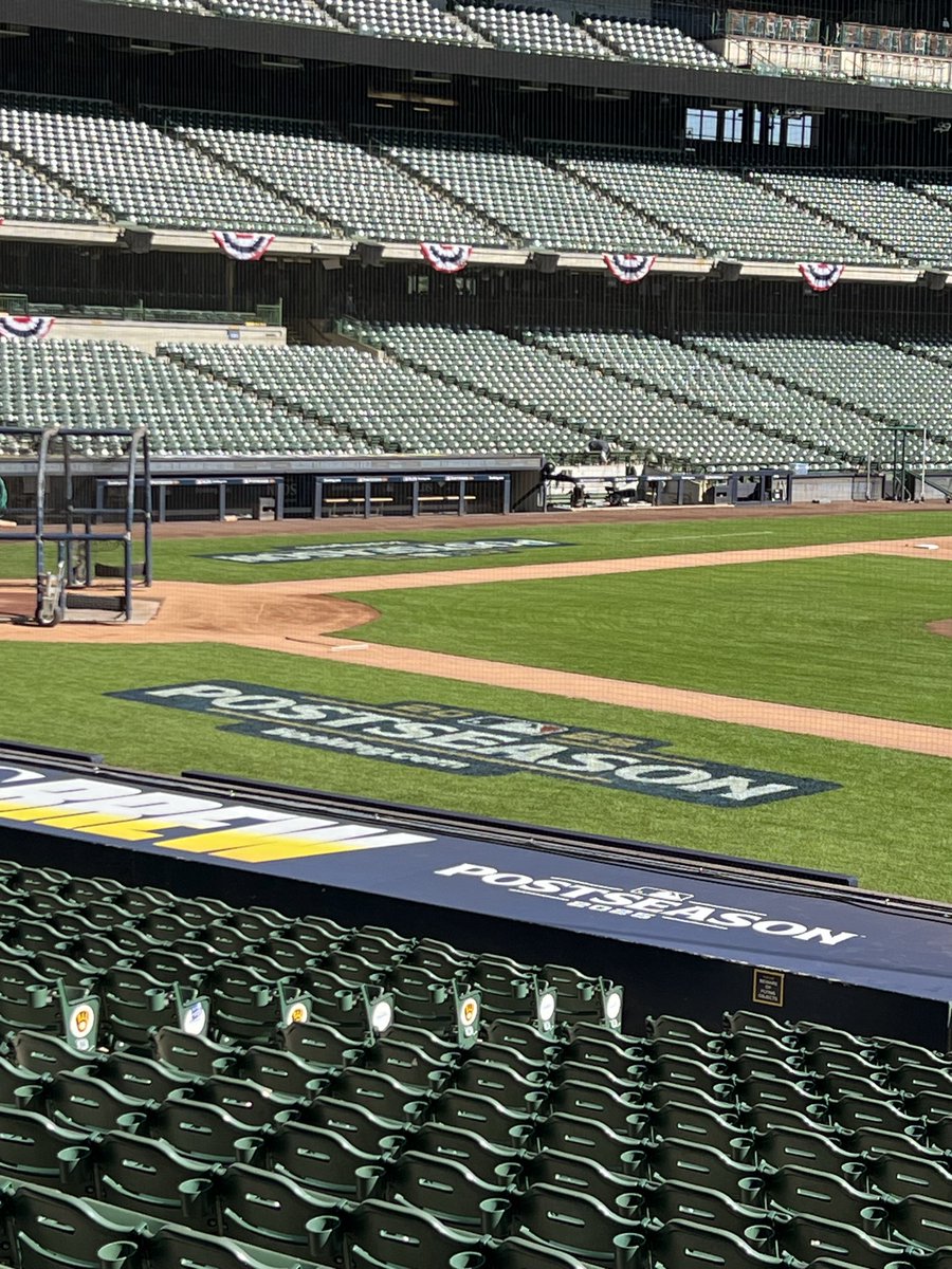 AdamMcCalvy's tweet photo. Summer weather, October baseball. https://t.co/uJZUo3Ximl