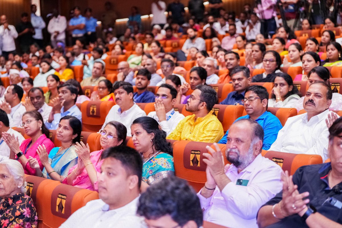 ओव्यांपासून रंगभूमीपर्यंत... साहित्य, संस्कृती आणि विचारांचे वैभव!  मुंबईत ‘मराठी भाषा सप्ताह 2025’ चे मुख्यमंत्री देवेंद्र फडणवीस यांच्या हस्ते उदघाटन

मुख्यमंत्री देवेंद्र फडणवीस यांच्या हस्ते आज मुंबई येथे ‘अभिजात मराठी भाषा सन्मान दिवसानिमित्त’ अभिजात मराठी भाषा सप्ताह 2025