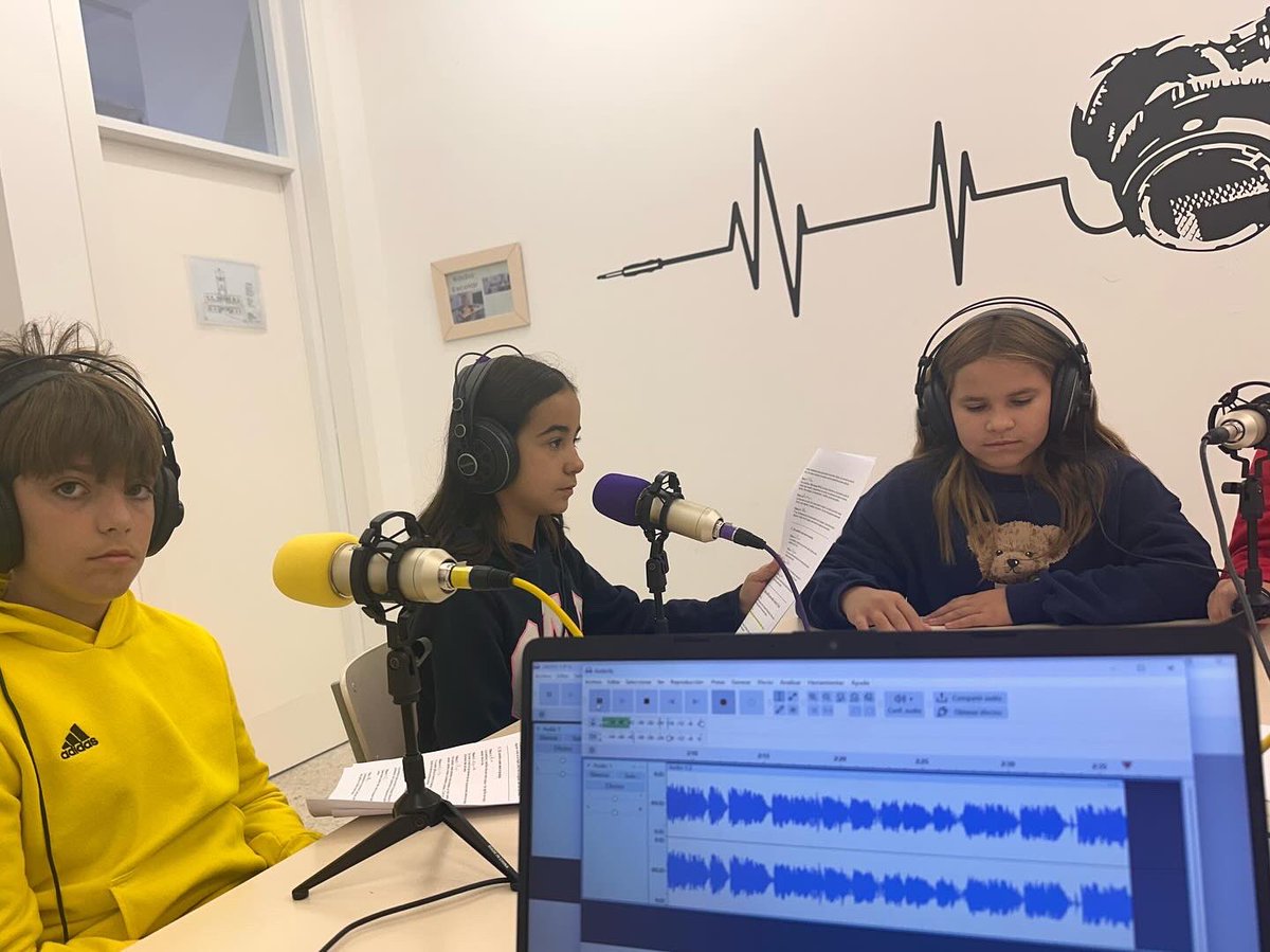 🎙️✨¡Ya está todo preparado para darle voz a... Radio Tamuja! 📻💫

Los micros encendidos, las ideas fluyendo y la emoción a tope 🤩🎧

👉 Y como decimos antes de empezar…
"Micrófonos abiertos… ¡Estamos en el aire!" 🎤

#RadioTamuja #VSVidaSana #Conexiones #CuidarmeParaCuidarte