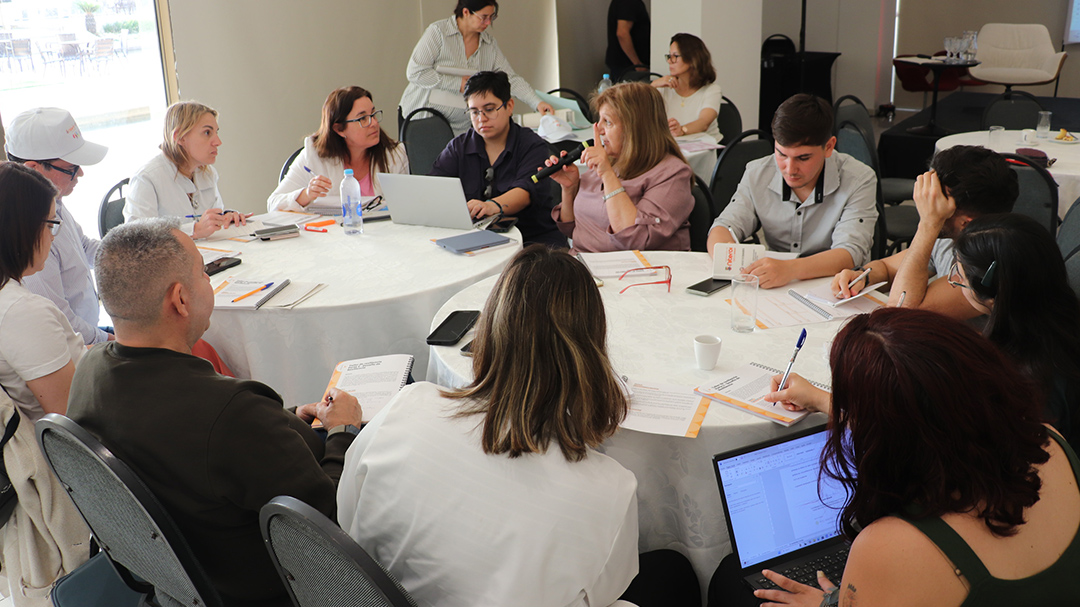 Luego de tres intensos días de intercambios de experiencias, recursos y aprendizajes, culminó en Niterói la 8ª edición de la Escuela de Resiliencia de Mercociudades, en la que participaron representantes de ciudades de 7 países de América Latina

👉mercociudades.org/concluye-la-es…