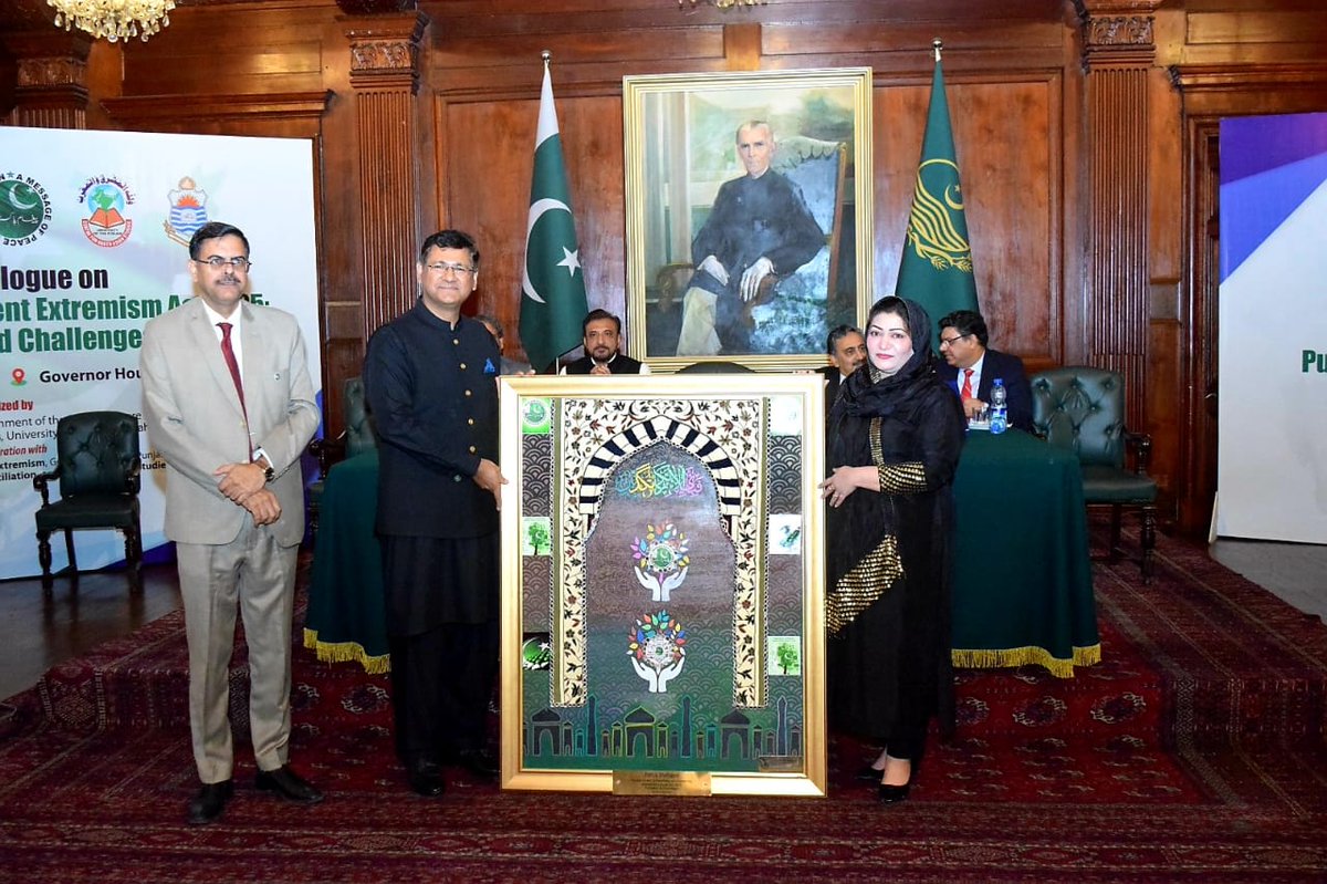 حکومت پنجاب کا شدت پسندی کے خاتمے اور پُرامن معاشرے کے قیام کا مشن۔ محکمہ داخلہ پنجاب کا گورنر ہاؤس لاہور میں "پنجاب انسدادِ شدت پسندی ایکٹ 2025" کے حوالے سے پالیسی ڈائیلاگ کا اہتمام۔ سیکرٹری داخلہ پنجاب کی قیادت میں اعلیٰ سرکاری حکام، یونیورسٹی پروفیسرز، علما، ماہرینِ قانون، سول