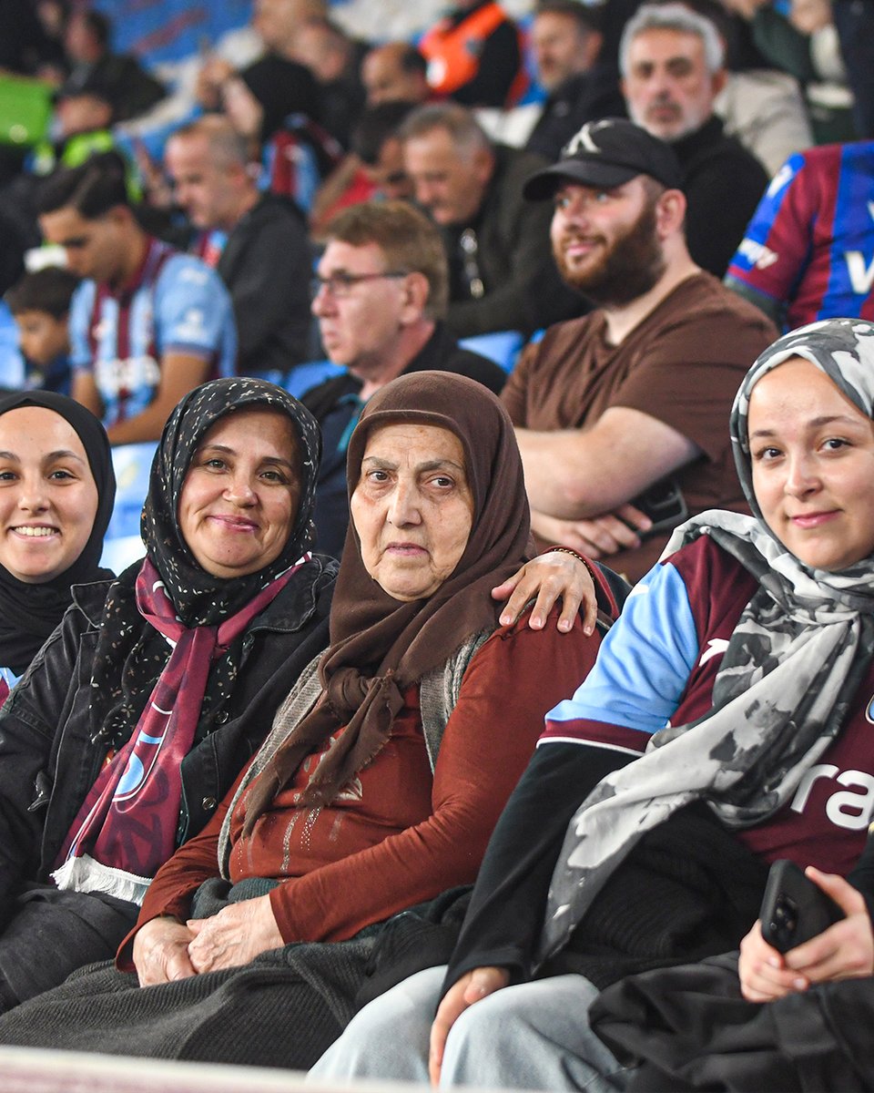 Şu teyzenin, ablalarımızın ve kardeşlerimizin maça geldiği yerde, hiçbir Allah'ın kulu bana maça gelmemeyi açıklayamaz. Ulaşım, otopark ve saçma sapan bahanelerin çürütecek tek fotoğraf karesi.