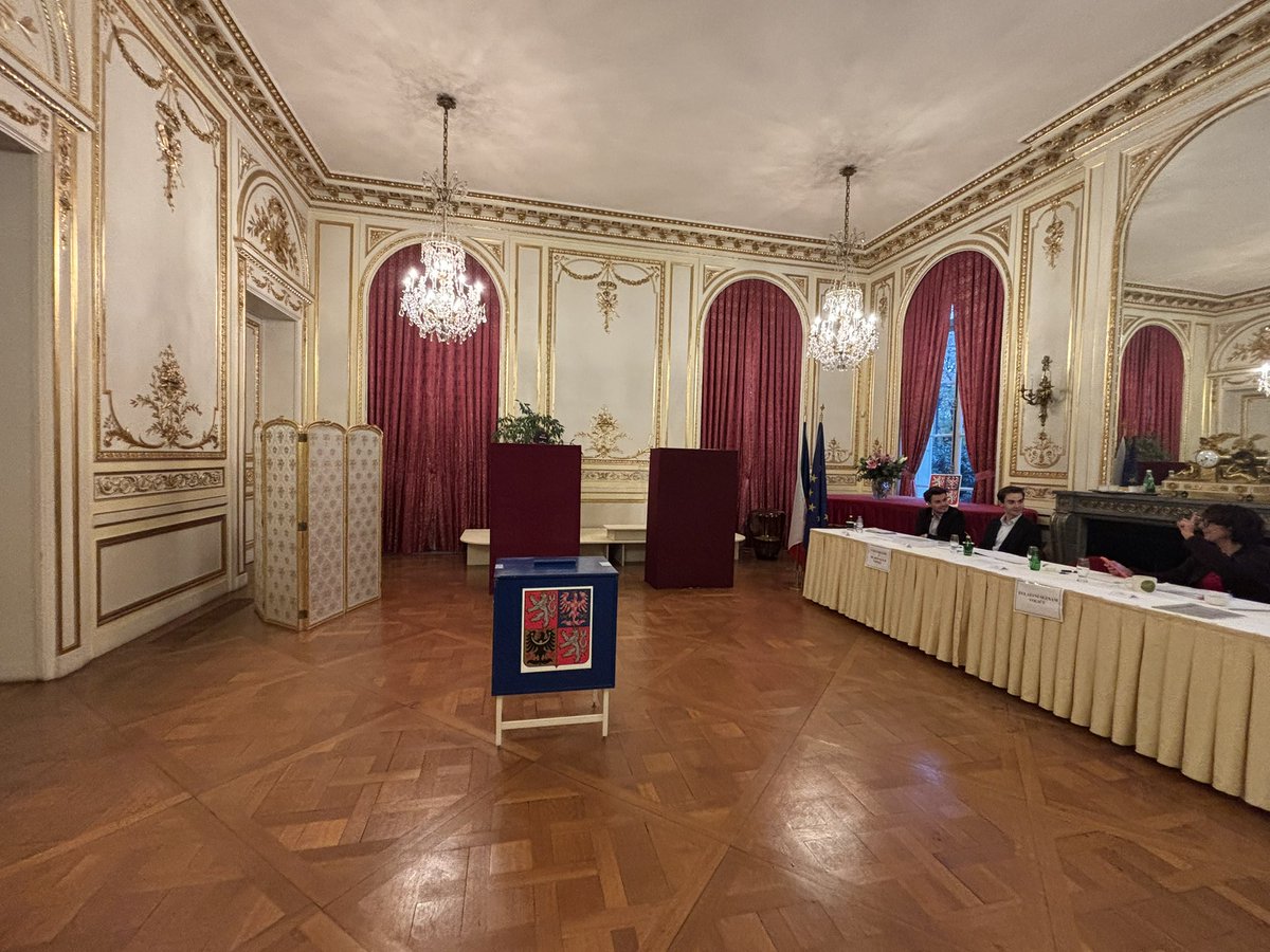 🇫🇷 Paříž, odvoleno.

👉 Ve zvláštním seznamu bylo zapsáno přes 1250 voličů, k půl sedmé večer zde odvolilo 293 lidí.

<a href="/iROZHLAScz/">iROZHLAS.cz</a>