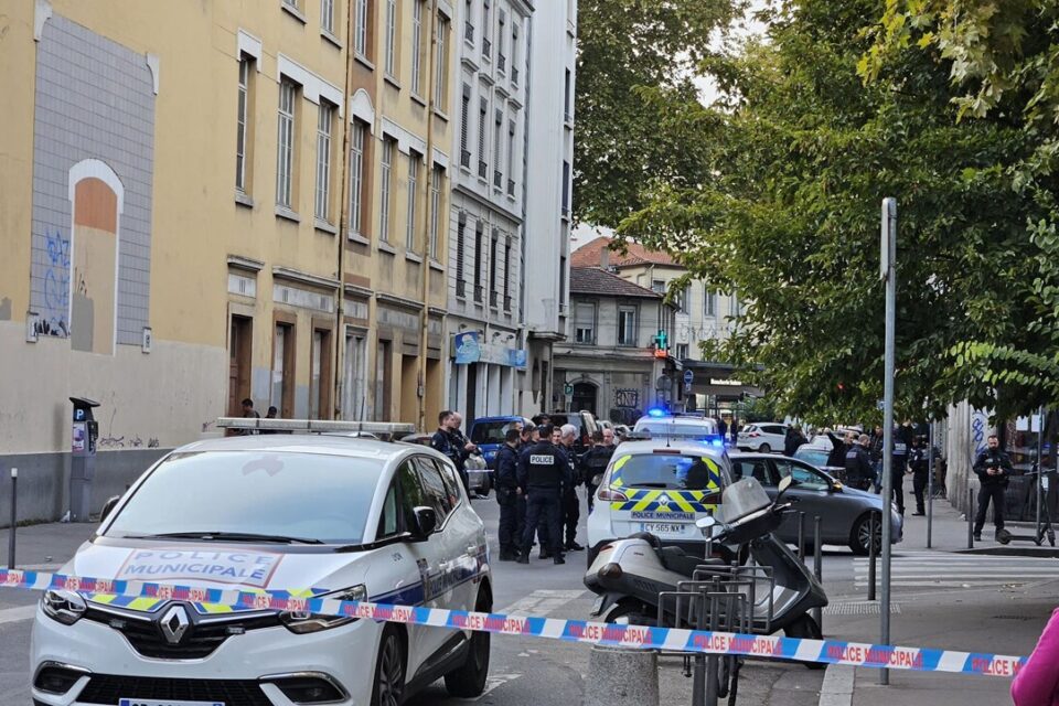 actufr_lyon's tweet image. 🔴 INFO ACTU LYON
Un homme se fait tirer dessus en terrasse dans le 3e arrondissement de Lyon, la police boucle le secteur
l.actu.fr/h1nx
