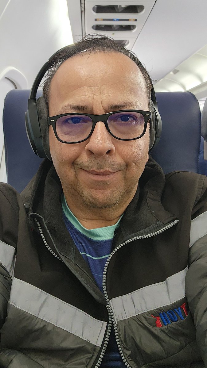 Viajo por primera vez en <a href="/UnitedAirlines/">United Airlines</a> de Brownsville a Houston voy en Fila 3D ... son los asientos muy pequeños, pero más incómodos. Perdóname <a href="/AmericanAir/">americanair</a> no te vuelvo a cambiar 
#LaTristeVidaDelPeriodista