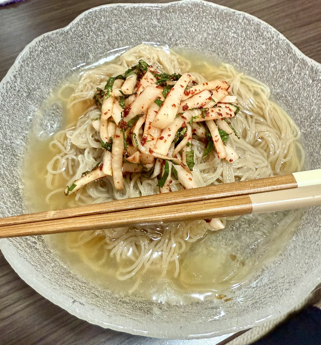 お腹すいたぁ(*´﹃｀*)って言ったらへちが冷麺作ってくれたよ！美味かったぁ✨