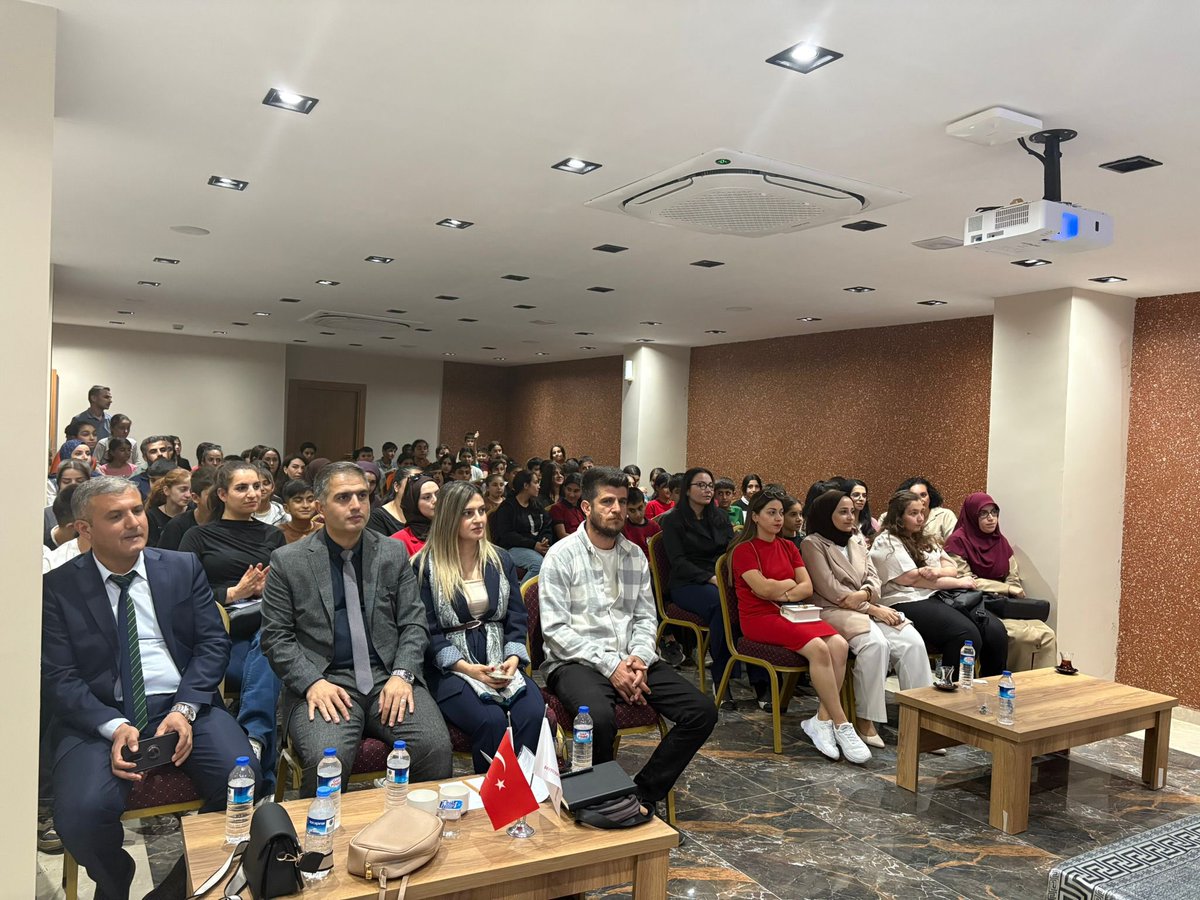 beytmemresmi's tweet photo. “Eğitim Vizyonu Programı” sonrası LGS öğrencileri ile bir araya gelerek LGS hakkında branş öğretmenlerimiz ve rehber öğretmenimiz tarafından bilgilendirme toplantısı gerçekleştirildi.
Birlikte daha umutlu yarınlara emin adımlarla ilerliyoruz ✨🍀 https://t.co/BCkbKXmqUp