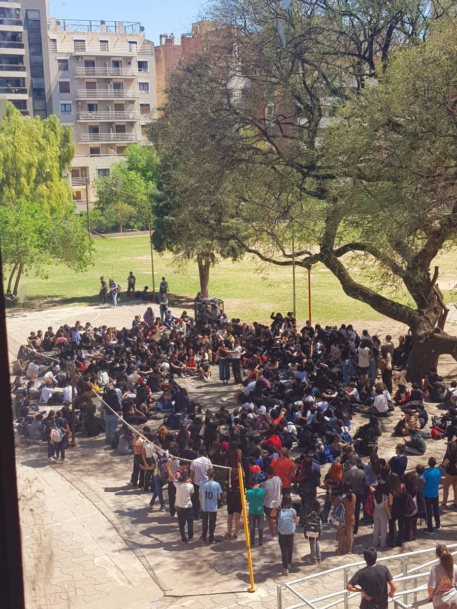 #FueAnticipo protesta de alumnos y docentes y abrazo masivo en la escuela Dean Fuenes para pedir por obras de infraestructura "vienen miran pero no hacen nada desde el ministerio" contó una de las delegadas. Faltan cargos para cubrir y hay agresiones. Movil <a href="/radiomitrecba/">Radio Mitre Córdoba</a>.