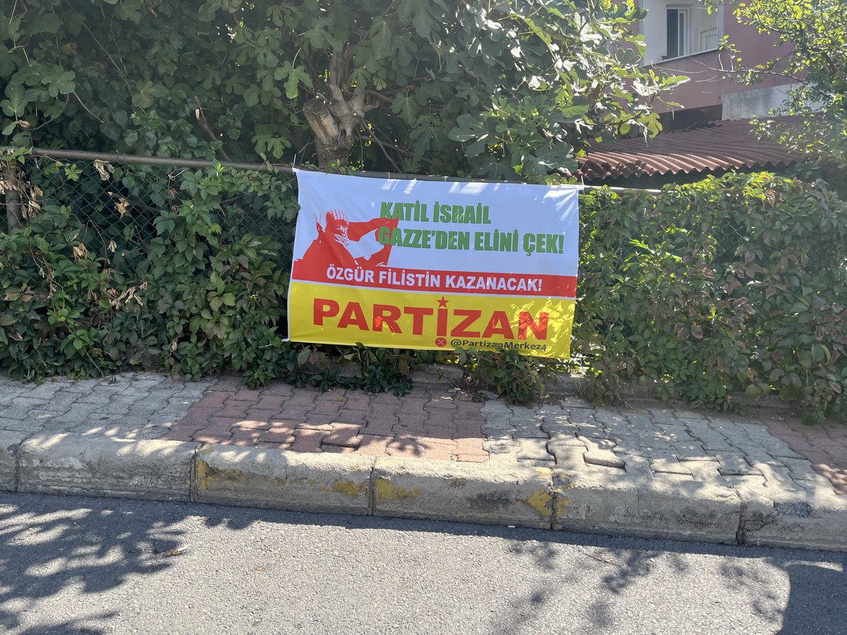 PartizanMerkez4's tweet photo. 📍1 Mayıs, Gülsuyu/Sarıgazi
Türk devletinin Filistin politikası on yıllardır ikiyüzlülük üzerine kuruludur.
Filistin için dua edenler onları katleden askeri mühimmatı göndermekten geri durmuyor.

AKM'den Dolmabahçe'ye Yürüyoruz
📅5 Ekim Pazar         
⏰Saat: 15.00   
#5Ekim https://t.co/KdxWjdaIwC
