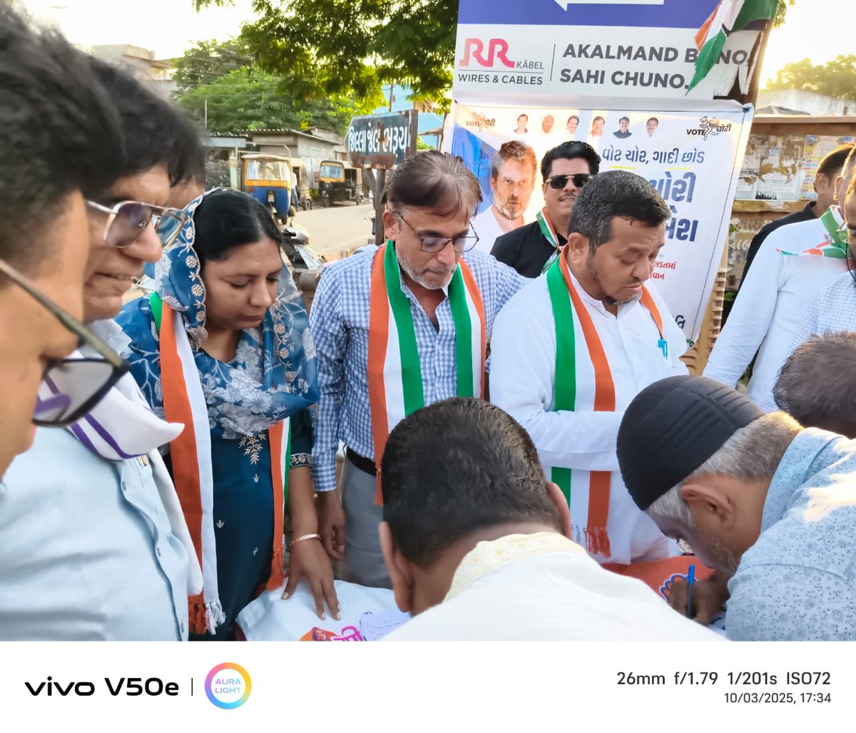 FaridaPatel's tweet photo. ભરૂચ શહેર વોર્ડ 1 માં મતદારો ને દેશમાં થતી #વોટ_ચોરી વિરુદ્ધ જાગૃત કરવામાં આવ્યા.
"વોટ ચોર, ગાદી છોડ" સહી ઝુંબેશ અને મિસ્ડકોલ અભિયાન'માં ખૂબ મોટી સંખ્યામાં સ્થાનિકો જોડાયા.
કોંગ્રેસનો દરેક કાર્યકર "વોટ રક્ષક" બની ગુજરાતીઓના મતના અધિકારની રક્ષા કરશે.

#વોટ_ચોર_ગાદી_છોડ https://t.co/FBc5SytObv