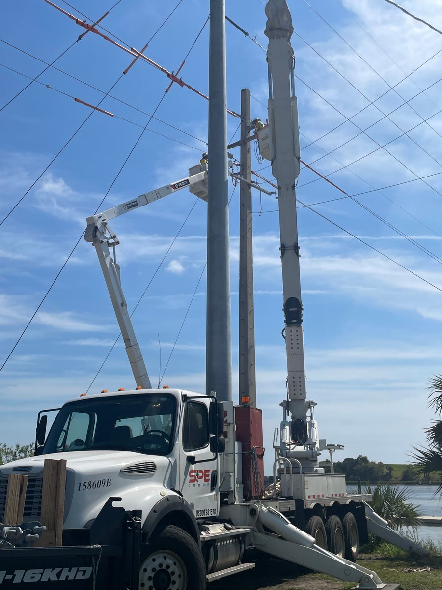 SPE_Group_'s tweet image. 🦺In The Field Friday 🦺

 The job may change from week to week, but the dedication never does!
This crew is in the middle of a major project, showing what professionalism and skill look like in real time. ⚡
#WorkSafe #TeamSPE #LinemanProud