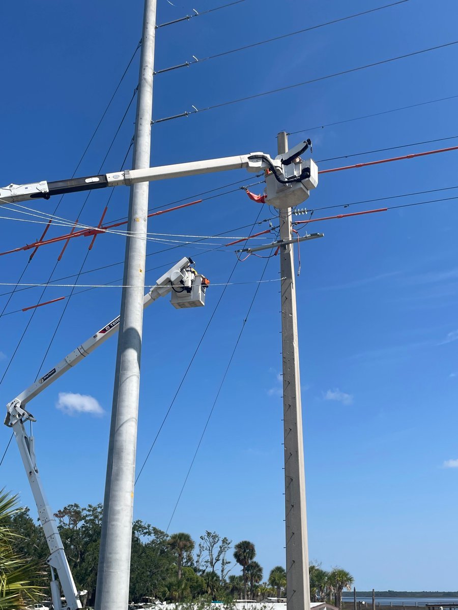 SPE_Group_'s tweet image. 🦺In The Field Friday 🦺

 The job may change from week to week, but the dedication never does!
This crew is in the middle of a major project, showing what professionalism and skill look like in real time. ⚡
#WorkSafe #TeamSPE #LinemanProud
