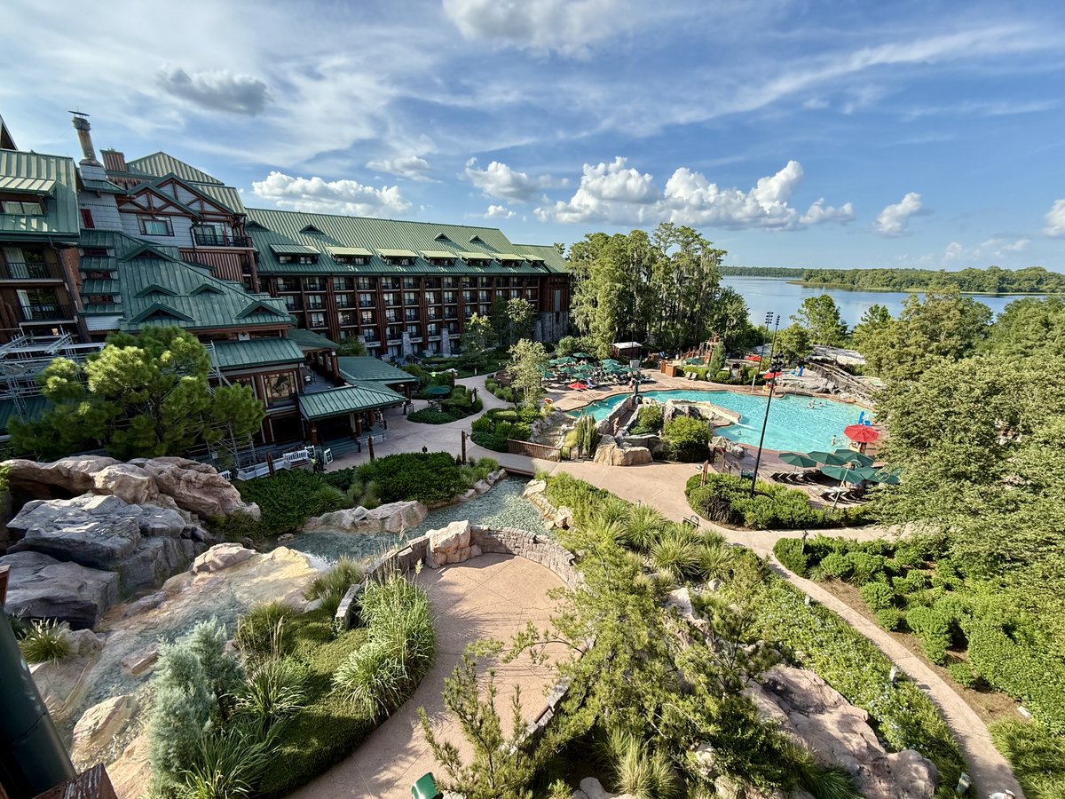 📈 September 2025 DVC Resale Prices: Big Jump!
Last month we said things were trending up… and wow, were we right.
The average resale price climbed to $127/pt—the highest we’ve seen in nearly a year 🔥

What’s driving it?
✔️ Inventory is way down (just 227 listings!)
✔️ ROFR