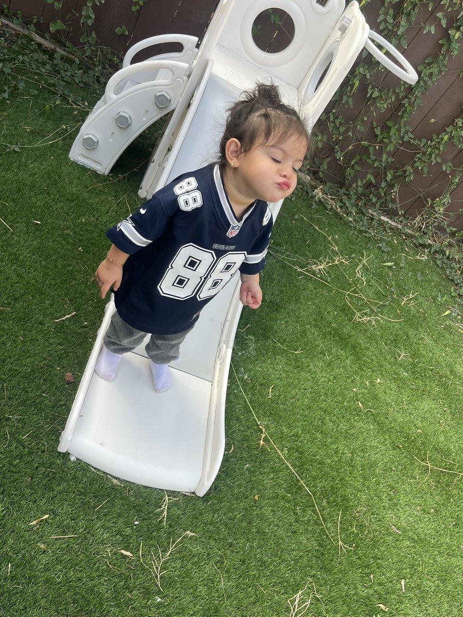 21armando21DC4L's tweet image. Just turned 2 but she loves her @DezBryant jersey. #CowboysNation #DallasCowboys