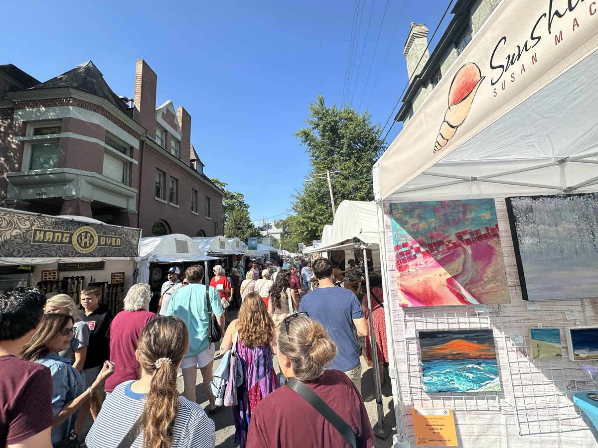 It’s another beautiful weekend at the annual St. James Art Show! So glad we walked down from the office.😍💕