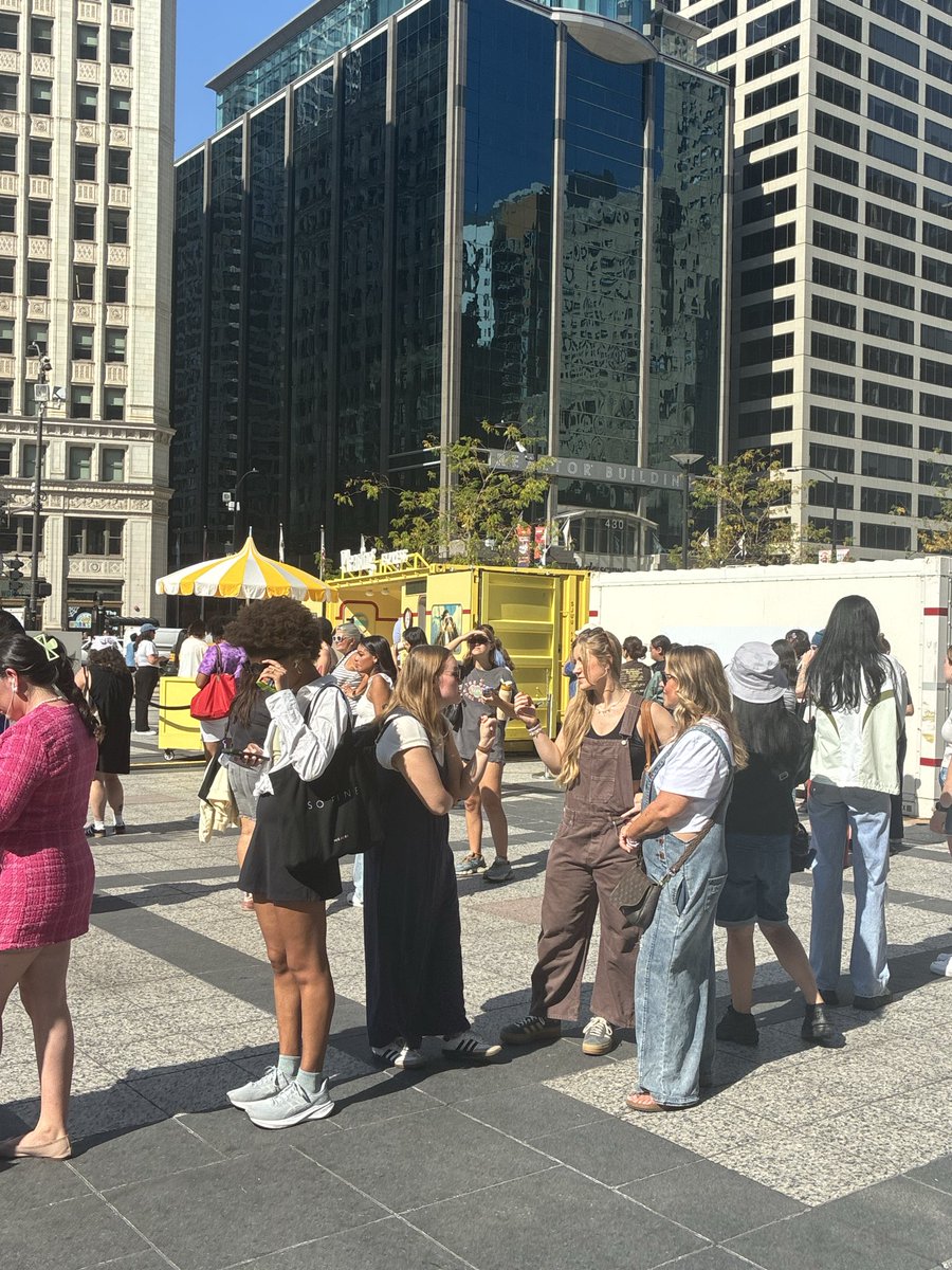 prestonsarchive's tweet photo. I am standing where Dylan Minnette has stood #pleasingpopup https://t.co/zCO1qwUNm3