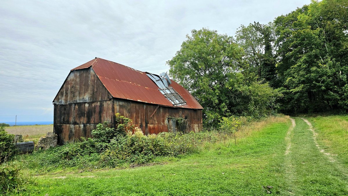 HikingManchest1's tweet image. Old barn in East Sussex 🧡

#PMJWeeklyChallenge #Rusty