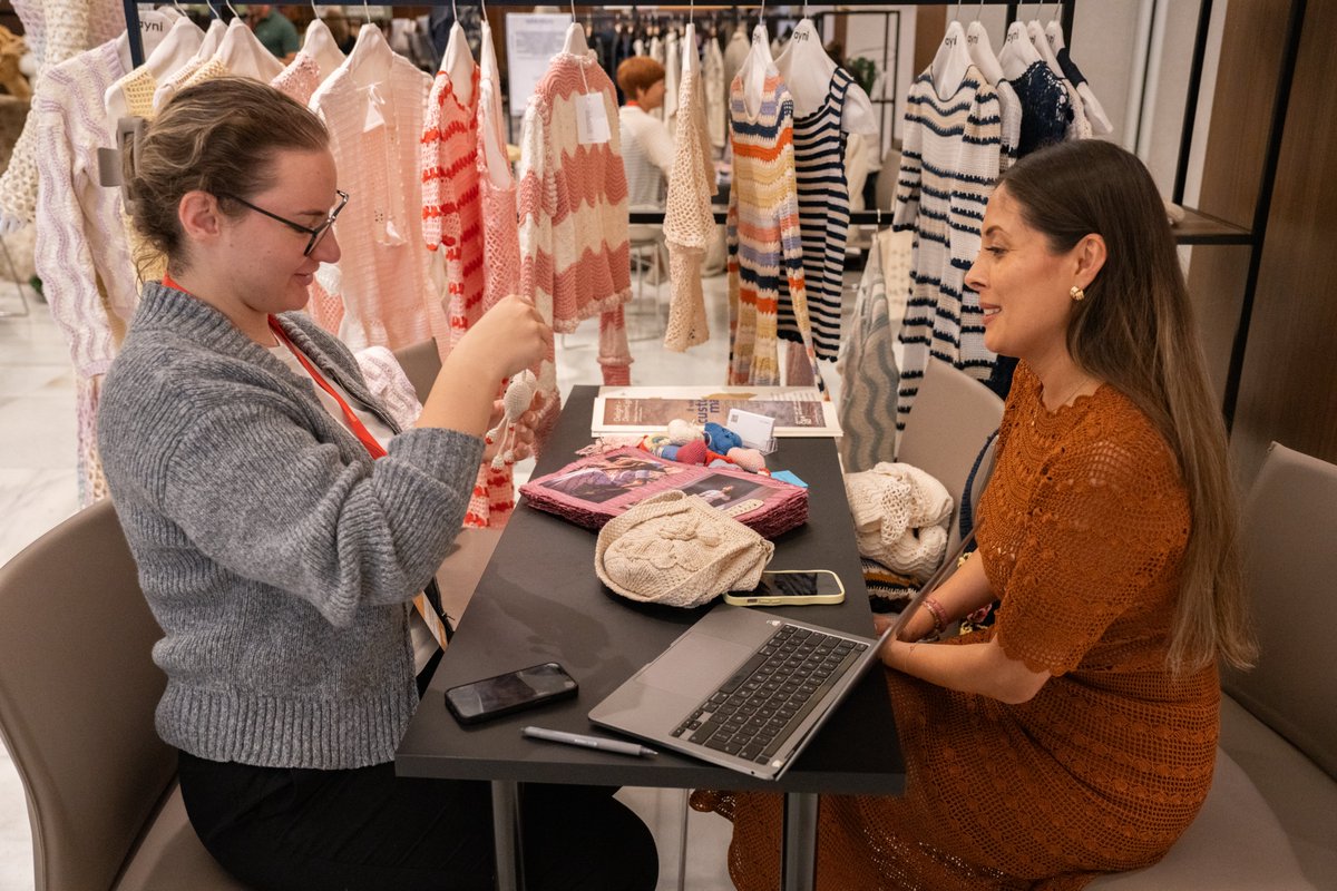 PeruMODA's tweet image. ✨  Perú Moda Deco en Milán 🇮🇹 superó todas las expectativas en posicionamiento y generación de negocios 💼.
👗 Con la participación de 20 empresas peruanas, reforzamos nuestra imagen como un socio estratégico en moda y diseño, con enfoque en 🌱 sostenibilidad
#PerúModaDeco