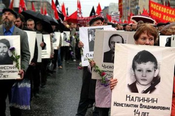 Время, когда взрослые и дети узнавали - что значит предавать Конституцию, народ, присягу и прицельно расстреливать собственный народ, выбирать сторону в бою и будущее страны 

3-4 октября 1993