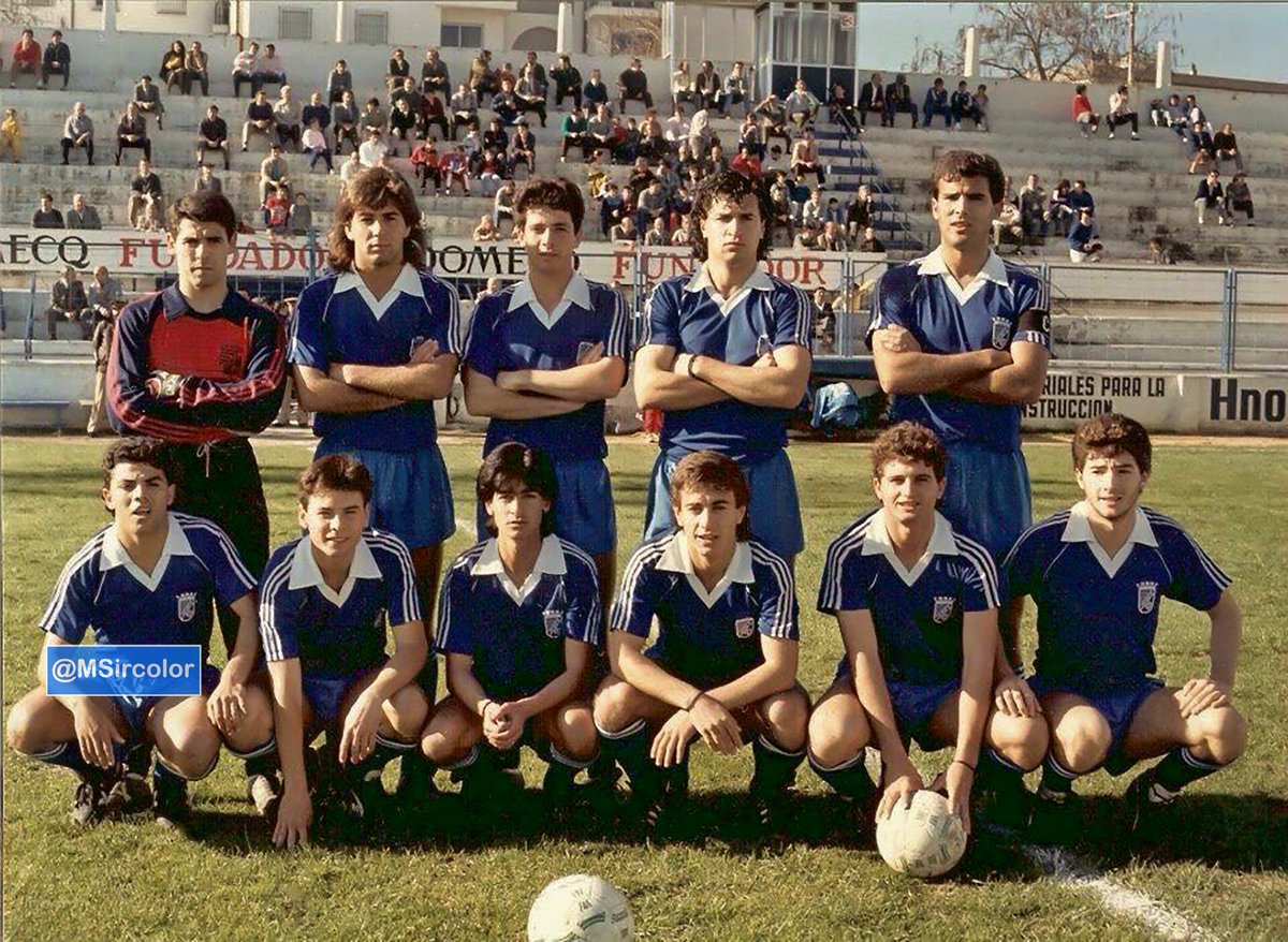 MSircolor's tweet photo. Para mis seguidores #jerezanos: comparto una foto que podría corresponder a la temporada 86-87 del @XerezCD_OFICIAL "B", en el viejo #EstadioDomecq. En la imagen reconocemos a #Ruiz, #MiguelÁngel, #SandroRey y #FernandoRomán.
¿Alguien recuerda la alineación completa? https://t.co/W84IGH4Z4f
