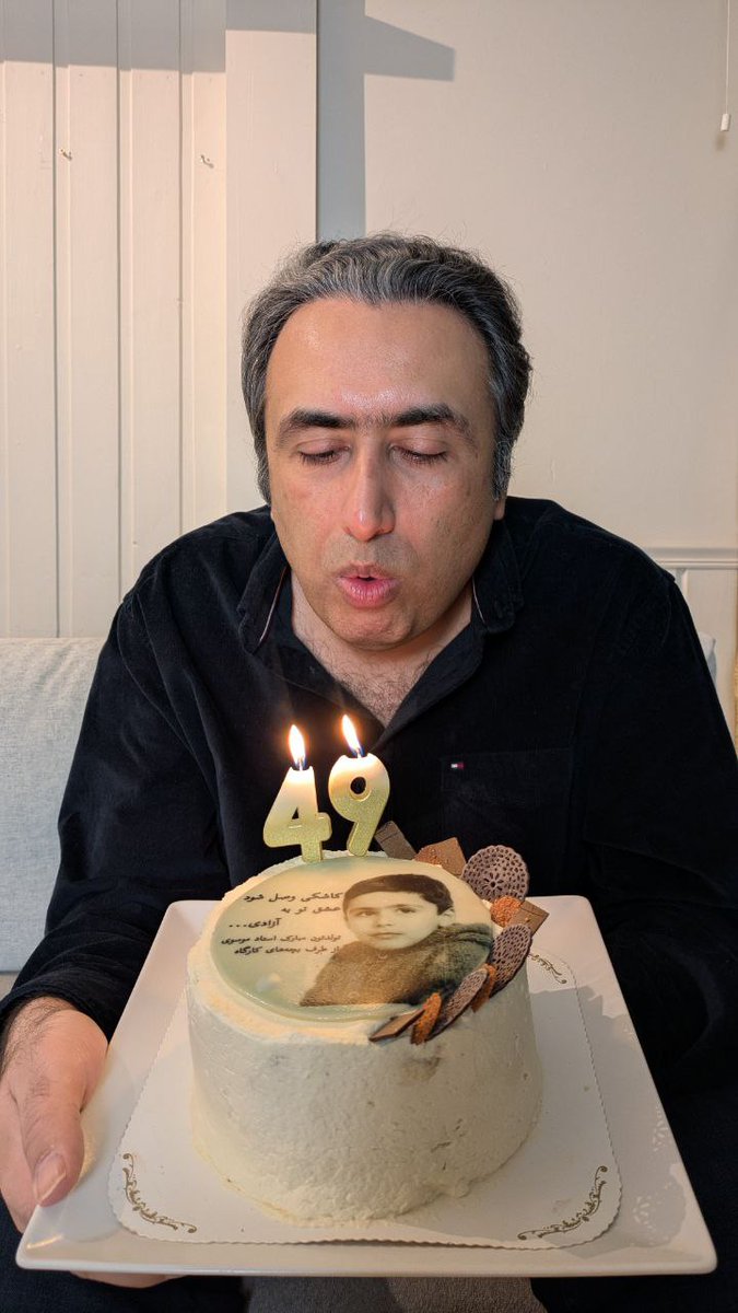 ابرم! که توی هر نفسی گریه می‌کنم
شمعم! که روی کیک کسی گریه می‌کنم
#مهدی_موسوی 
فوت کردیم و وارد ۵۰ شدیم...