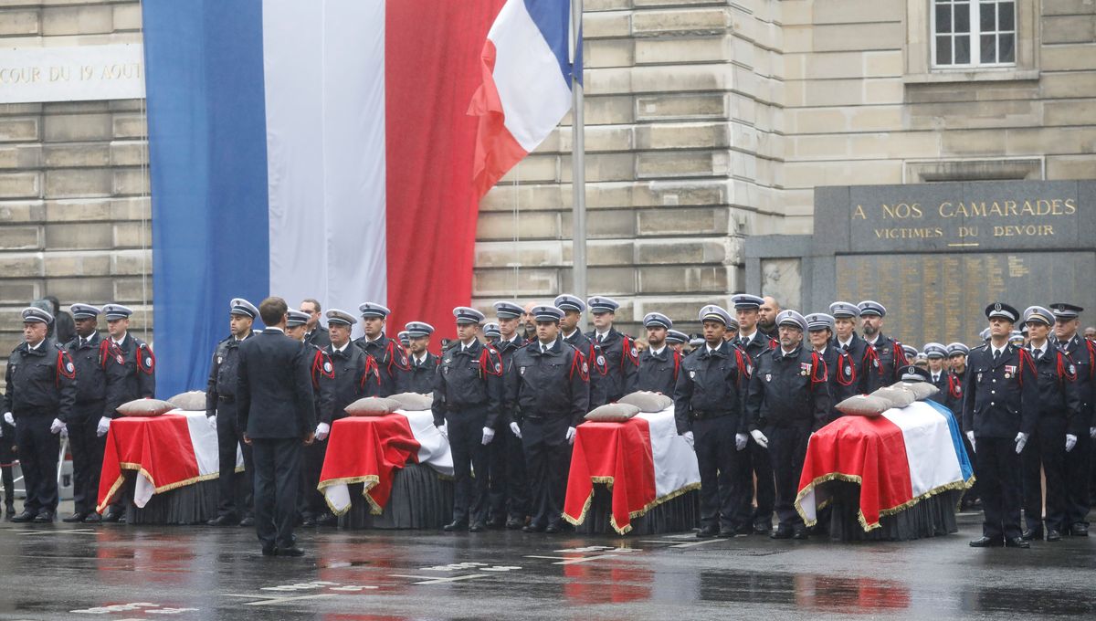 Le 3 octobre 2019, une attaque terroriste au couteau endeuille la Préfecture de police. 4 agents tués. Depuis les attentats de 2015, la police paie un lourd tribut à la barbarie.
#NeJamaisOublier