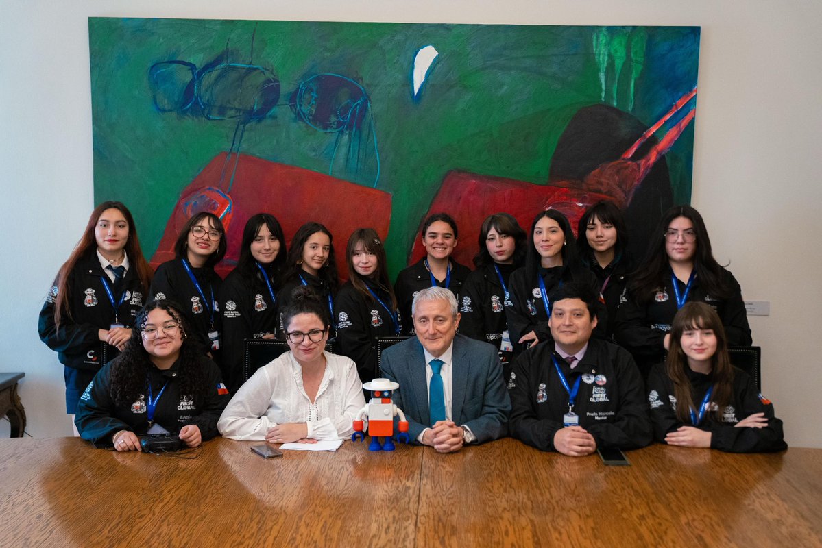Antonia Orellana (ella/she) (@totiorellanag) on Twitter photo 💡 Hoy el talento femenino en #STEM llegó a la Moneda. Desde <a href="/MinMujeryEG/">Ministerio de la Mujer y la Equidad de Género</a> y <a href="/min_ciencia/">Ministerio de Ciencia</a> apoyamos con redes y patrocinio al Team robótica, que sigue representando en lo más alto a Chile internacionalmente, para promover la participación de las niñas y mujeres en las ciencias. 🤖 💡 Hoy el talento femenino en #STEM llegó a la Moneda. Desde <a href="/MinMujeryEG/">Ministerio de la Mujer y la Equidad de Género</a> y <a href="/min_ciencia/">Ministerio de Ciencia</a> apoyamos con redes y patrocinio al Team robótica, que sigue representando en lo más alto a Chile internacionalmente, para promover la participación de las niñas y mujeres en las ciencias. 🤖