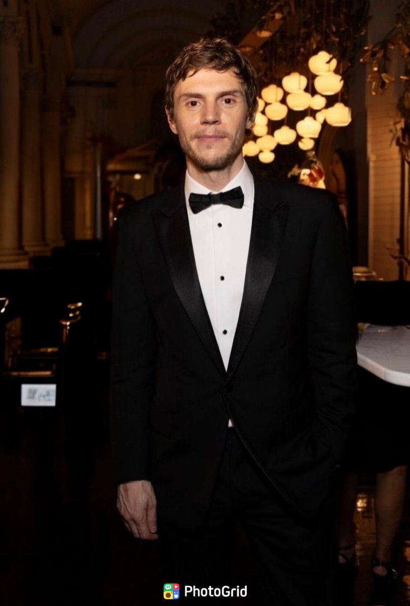 Dream_Wallpaper's tweet photo. Evan Peters on the red carpet ✨ The #PhotoGridObjectRemover worked its magic… erased the other guests and left the spotlight just for him and his flawless tux 😎🎩🌟
#EvanPeters
#AIPhotoTool #PhotoGridApp #EraseIt #RemoveObject https://t.co/xvqL83HAMU