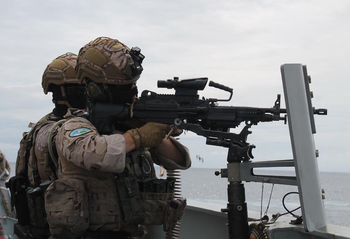 _ZonaTactica_'s tweet photo. 🇪🇸🇳🇬Miembro de un EOS en el #BAMRayo realizando instrucción de tiro con una ametralladora ligera FN Minimi, antes de su entrada en el puerto de Lagos, en Nigeria. https://t.co/KXdTHdaZhS