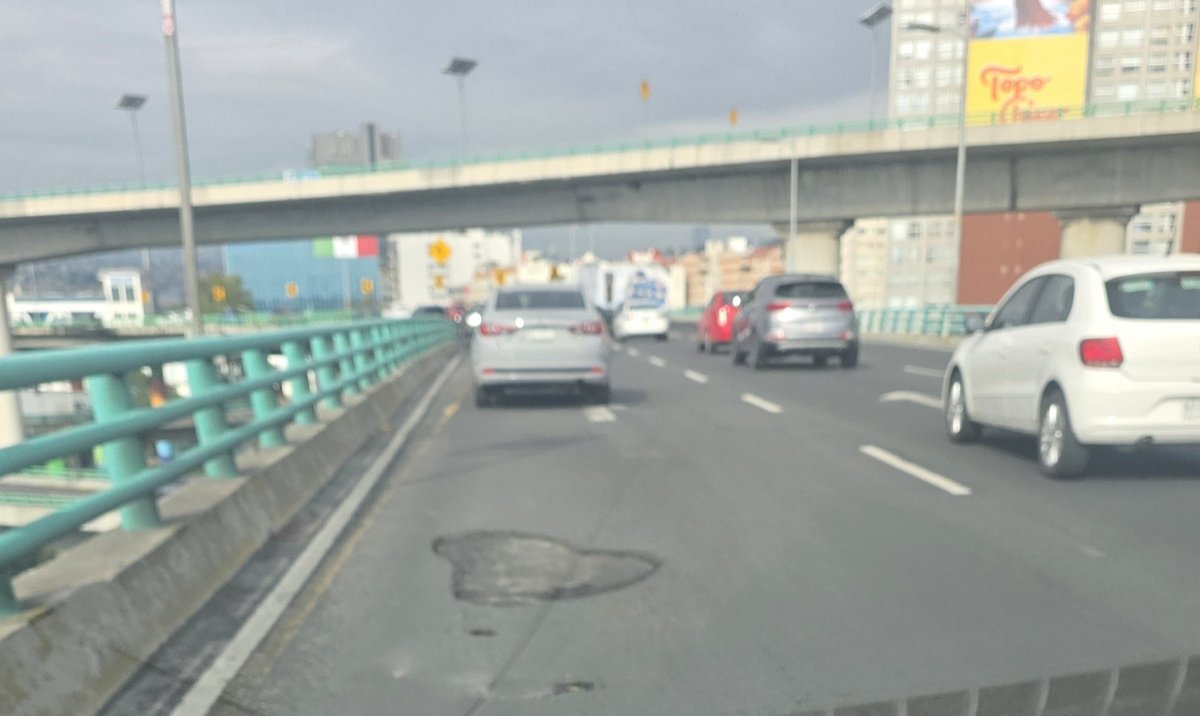ReporteCDMX2's tweet image. En el #segundopiso del #Periferico hay este tipo de baches, @ClaraBrugadaM, después alegan que los #accidentes como la #pipadegas del #PuenteDeLaConcordia @Alc_Iztapalapa son culpa de los ciudadanos, cuando es negligencia por falta de #bacheo de la #CDMX por parte de @SOBSECDMX