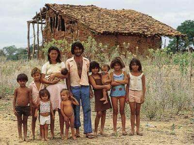 Hace 50 AÑOS, UN solo ingreso PODÍA:

• Criar hijos
• Comprar una casa
• Generar riqueza

HOY en día, los ingresos duales APENAS CUBREN lo BÁSICO.

Esto NO fue un ACCIDENTE.

Esto es lo que REALMENTE PASÓ: 🧵