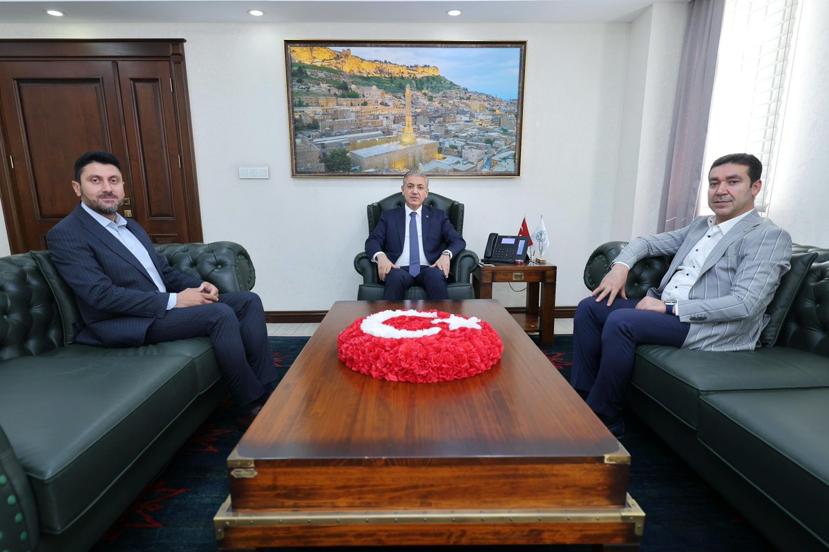 Mardin_Valiligi's tweet photo. Valimiz Sayın @tuncay_akkoyun ;
➡️ Dargeçit eski Belediye Başkanı Mehmet Cüneyt Aksoy ile AK Parti İlçe Başkanı Av. Mehmet Kılıç’ı Valilik Makamında ağırladı.

@iletisim 
@TC_icisleri https://t.co/QyRGQHqDQF