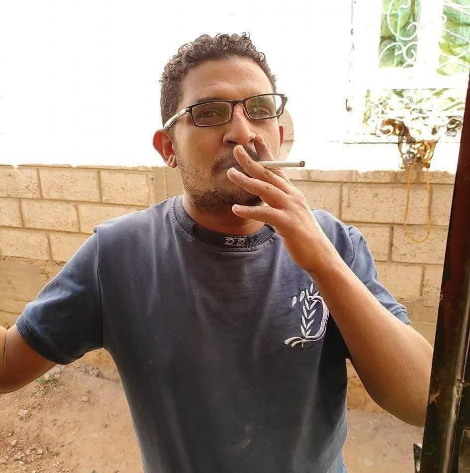 في زمن العُـتـــمة : 

ضحكة الشاعر #أوراس_الارياني  ، الفنّان الكبير بقلب طفل، هي قوّة التغيير التي نملكها نكتته ترفض الاستسلام ، تحطم العتمة وتضيء مساحات الأمل ، وصدى يخترق اسوار السجن ويوقظ السجان 

#أطلقوا_سراح_أوراس