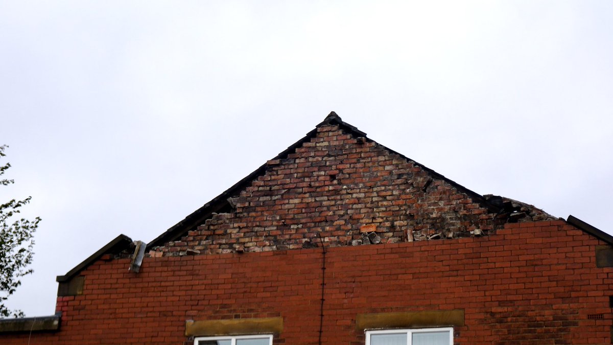The winds haven’t even picked up fully yet with #StormAmy and there’s already damage to the Stagecoach gable end at Chichester #StormAmy