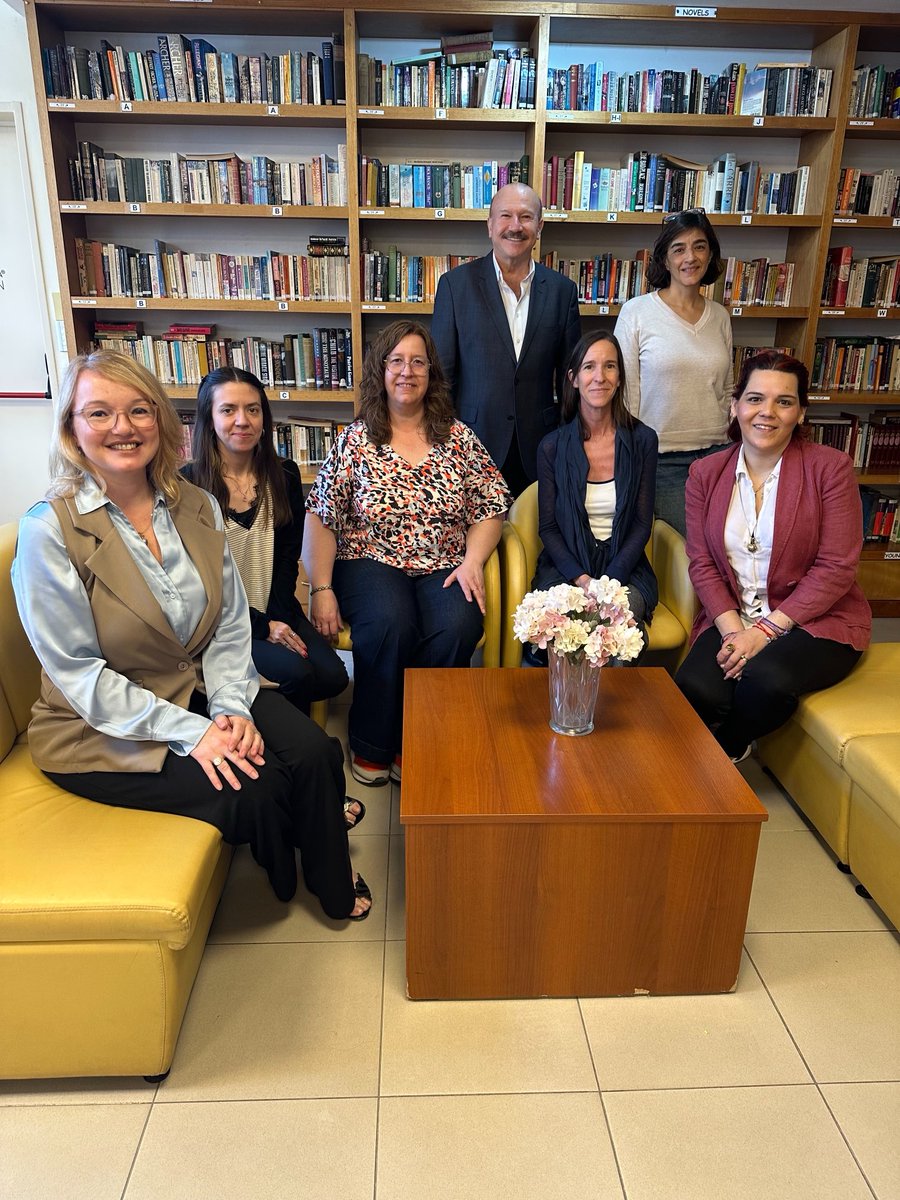 Visiting my good friends at Cultura Inglesa in Neuquén. Loooong chat!!